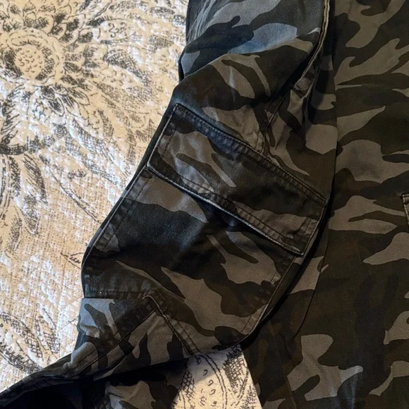 Forever 21 Men's Black and Gray Camo Twill Jogger - Picture 7 of 8